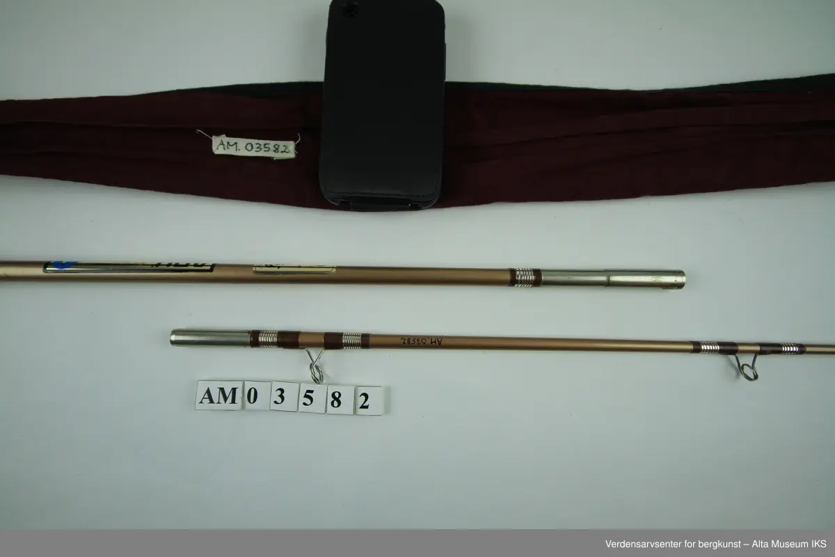 Slukstang i hulbygd glassfiber. Todelt. "Hurtigfeste" (snellefeste) Metallholker. Rød originalpose 150 x 13 cm.