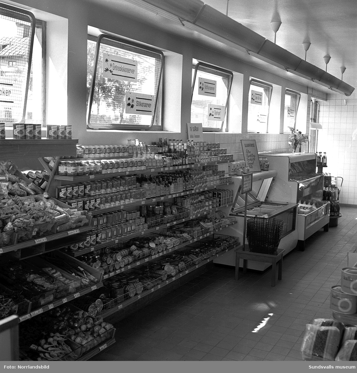 Nyöppnad konsumbutik på Dalgatan 32. Exteriör- och interiörbilder med kunder och personal.