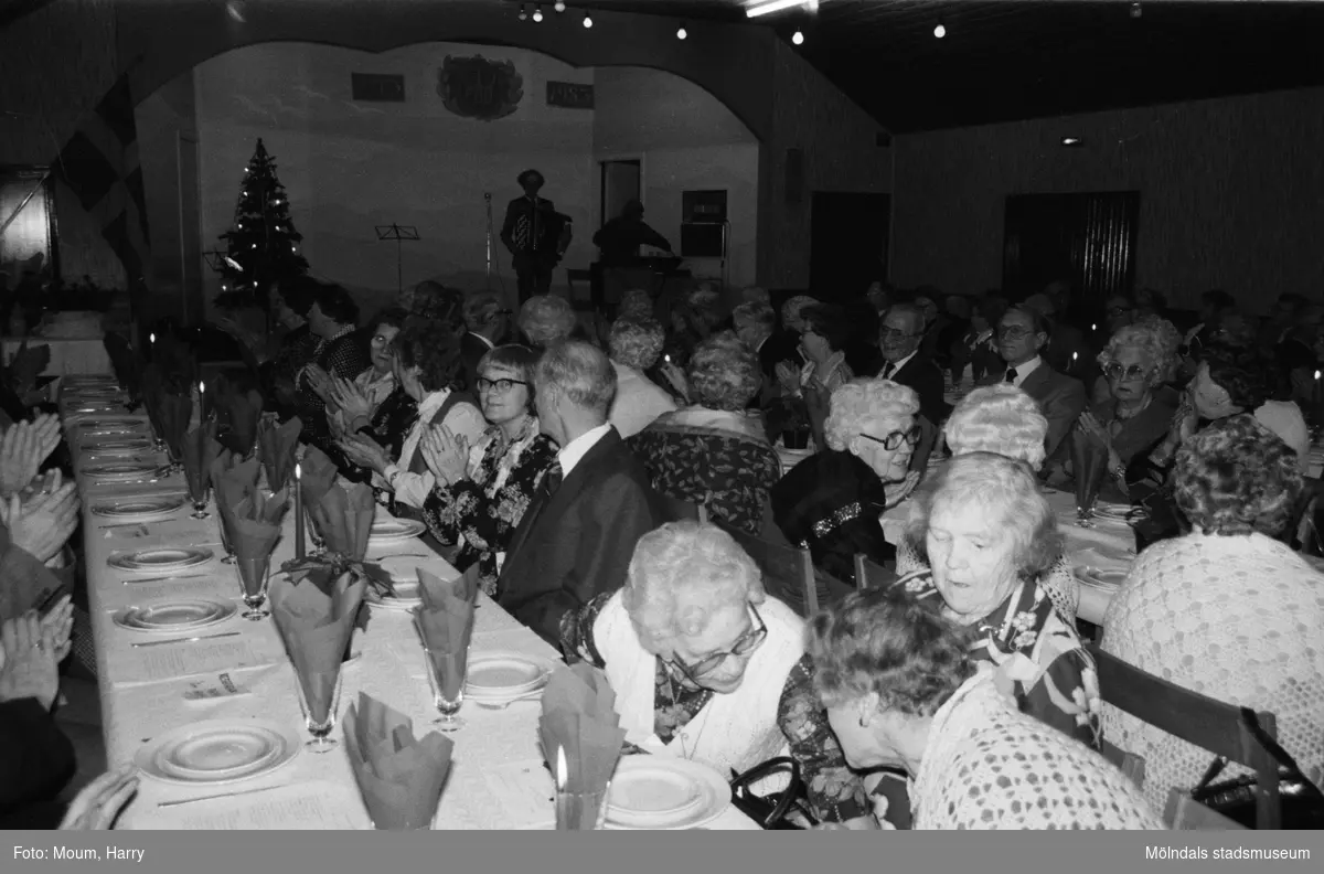 Pensionärsföreningen Lindome PRO firar 10-årsjubileum på Hällesåkersgården i Lindome, år 1983.

För mer information om bilden se under tilläggsinformation.