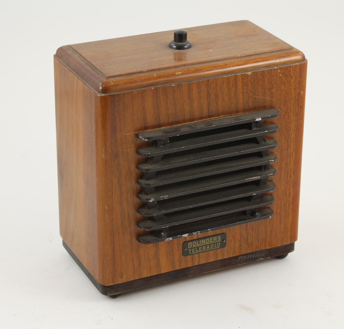 Högtalare till högtalartelefon (PM 11600a) så kallad Bolinders teleradio, inbyggd i på fotknoppar stående låda av polerad björk. Manöverknapp på lådans översida.