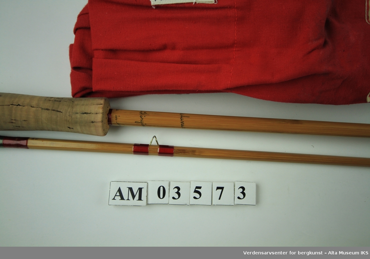 Enhånds fluestang 9 1/2 fot splitcane. Todelt. Korkhåndtak og aluminium snellefeste. Original stangpose av rød bomull, lengde 156 cm.