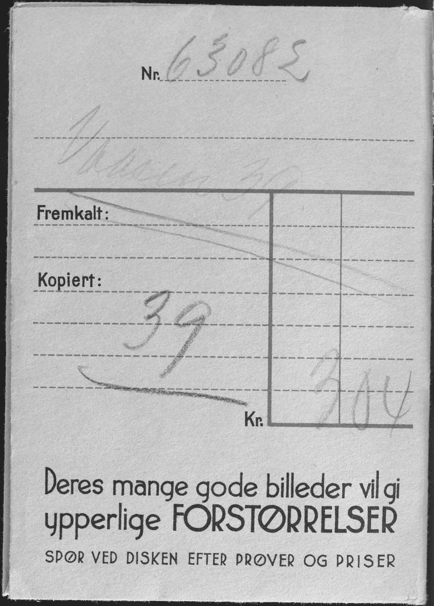 Konvolutt fra fotografen/ firmaet J.L. Nerlien AS, hvor 5 negativer ble oppbevart.

Baksiden: Håndskrevet og trykket tekst.