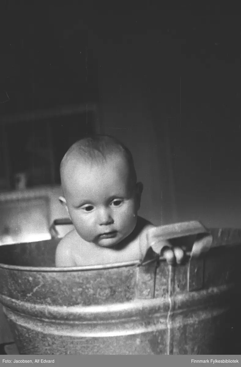 Arne Jacobsen i badestampen. Bildet er tatt i Tromsø i 1945 eller tidlig i 1946. Familien bodde i Tromsø fra november 1945 frem til 1947 da de flyttet tilbake til Hammerfest