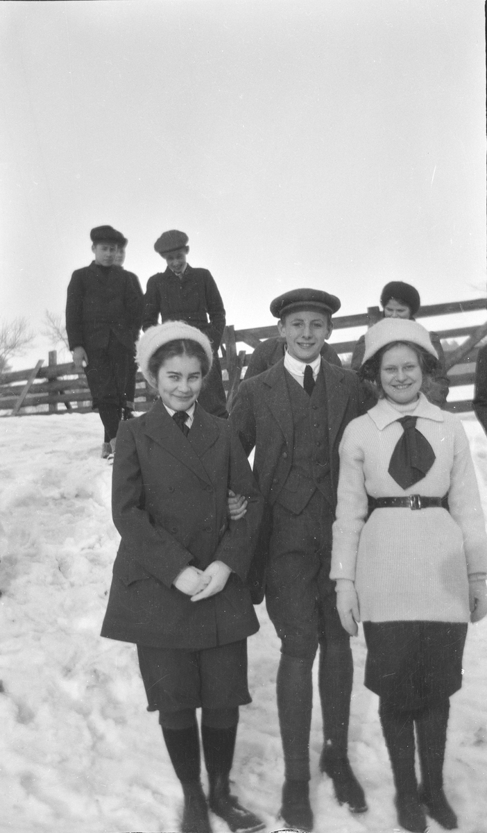 De tre ungdommene i front smiler til fotografen, jenta til venstre er Celina Mathiesen. De står i en skråning dekket av snø. I bakgrunnen sees flere ungdommer.
