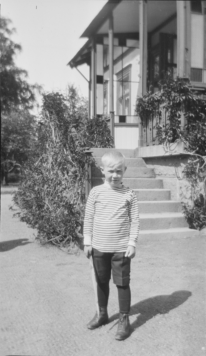 Iacob er fotografert utenfor huset de bodde i på Lunden gård. Familien flyttet til Linderud Gård først i 1913.