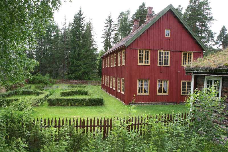 Åsetbygningen fra 1795 regnes som områdets første våningshus i to etasje. Huset er rødmalt med gule vinduskarmer. For å oppnå symmetri er noen vinuer falske, de er malt på veggen.