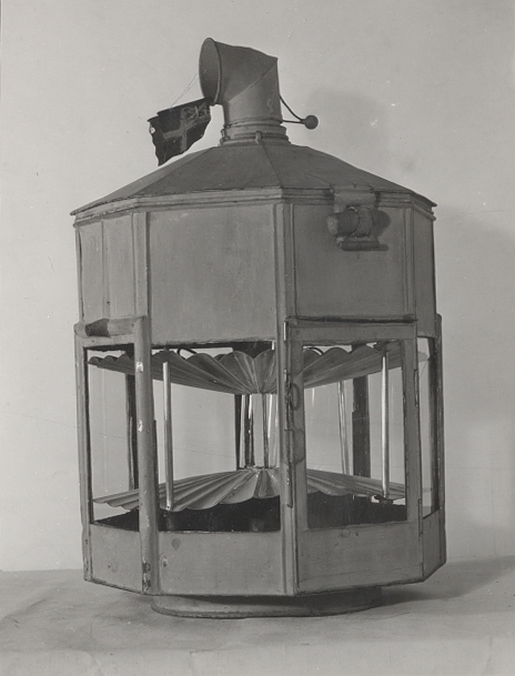 Fyrlykta med räfflat sideralsken 1-vekig rovoljelampa med föränderlig oljeyta. 8-kantig lykta med vitt glas på alla sidor. Avlyftbart lykttak med gångjärn. Lufthuv svängbar med flöjel. Originallampan kompletterad 1961 med rakt vitt lampglas.