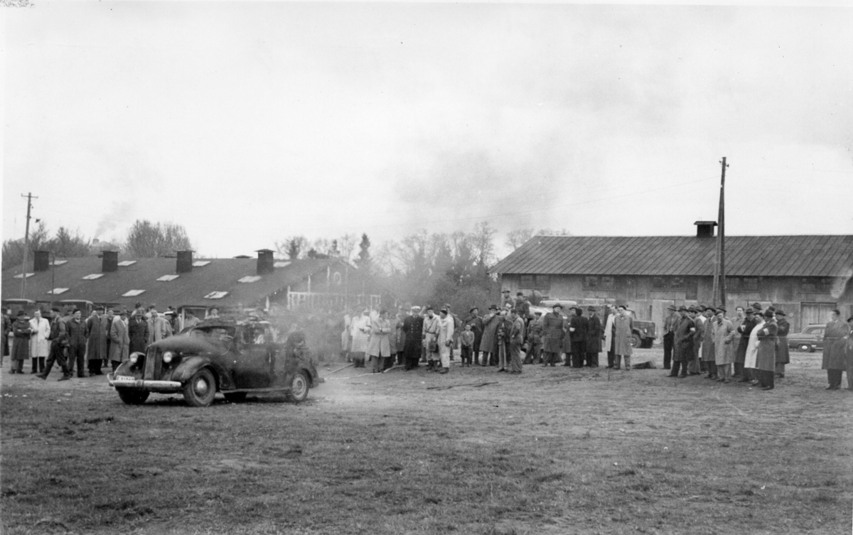Brandövning, med brinnande amerikansk personbil. A 6. Bil från 30-talet.