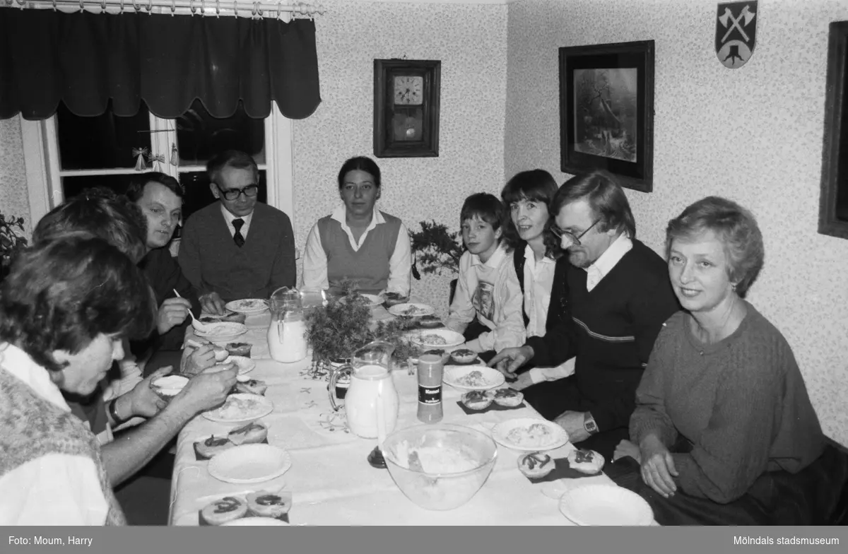 Kvarnbyns Folkdanslag håller sin terminsavslutning på hembygdsgården i Långåker, Kållered, år 1983.

För mer information om bilden se under tilläggsinformation.