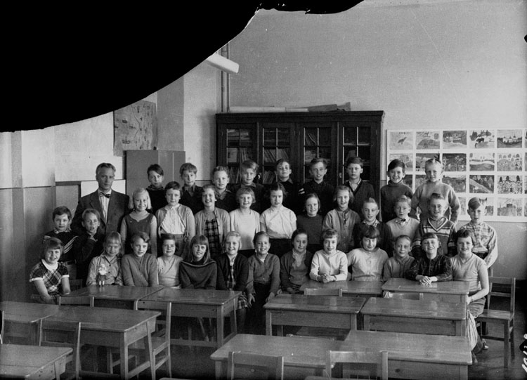 Olaus Petriskolan, klassrumsinteriör, 25 skolbarn med lärare Ragnar Engvall.
Klass 4Ad, sal 26.
