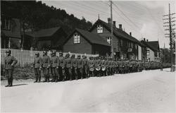 Oppstilling av tyske soldater i Løkken sentrum. Antagelig ve