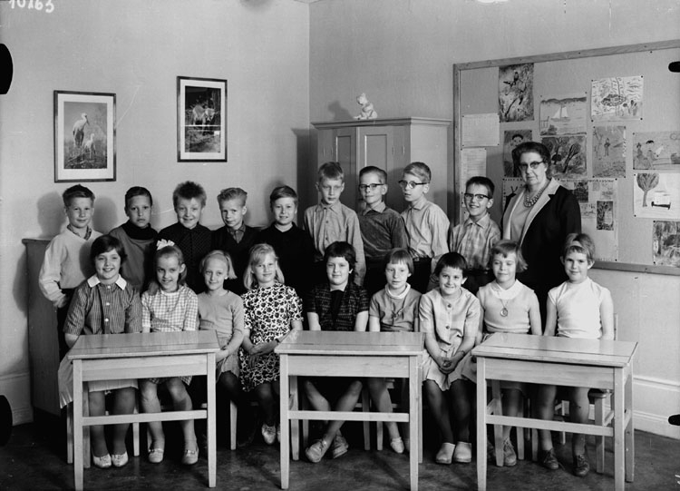 Stureskolan, klassrumsinteriör, 18 skolbarn med lärarinna fröken Astrid Widén.
Klass 3ä, sal 4.