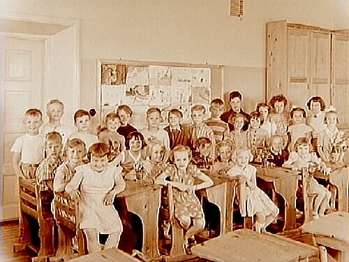 Almby Östra skola, klassrumsinteriör, 27 skolbarn med lärarinna fröken Karin Ohlsson, klass 2at, sal 7.
