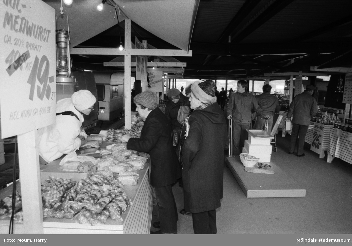 Försäljning av julmat utanför i IKEA i Kållered, år 1983.

För mer information om bilden se under tilläggsinformation.