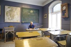 Utstilling. Klasserom med pulter fra Tårnveien skole i Narvi