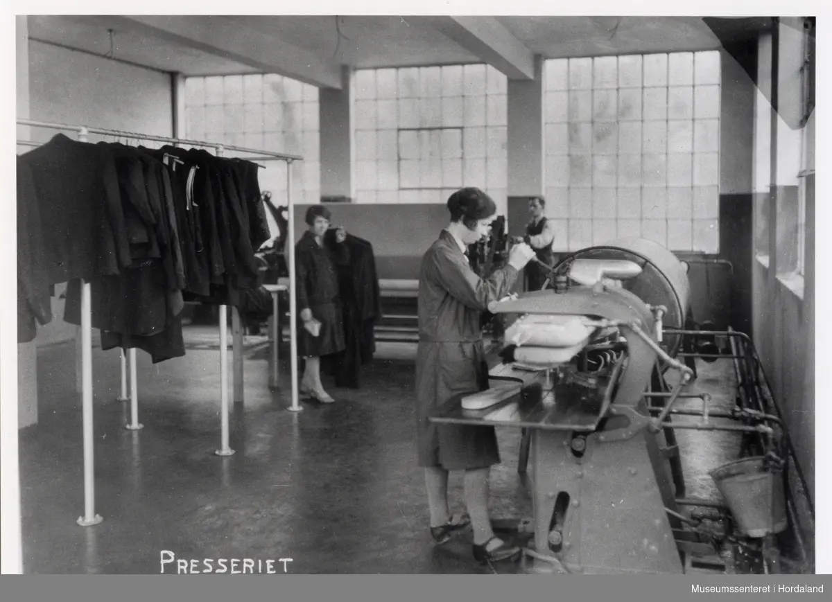 Kvinner på arbeid i presseriet ved Wilhelm Kahrs Kemisk Renseri & Farveri, Bergen.