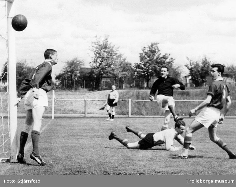 Fotboll I.F.K. Trelleborg År 1960. Målvakt: Stig Mårtensson. I svart tröja: Kjell Göransson. Längst till höger: Bertil Persson
