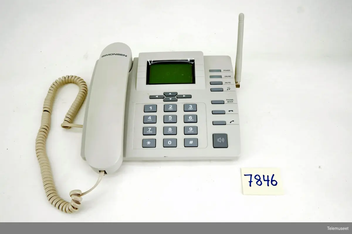 Telefonen er formet som en tradisjonell bord telefon
GSM Desktop Phone