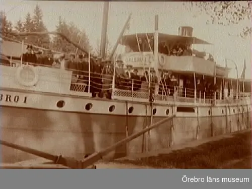 Båten Örebro 1 i slussen i Torshälla. 
Jenny Thermaenius utflykt för barn och barnbarn till sin barndomsstad Torshälla.