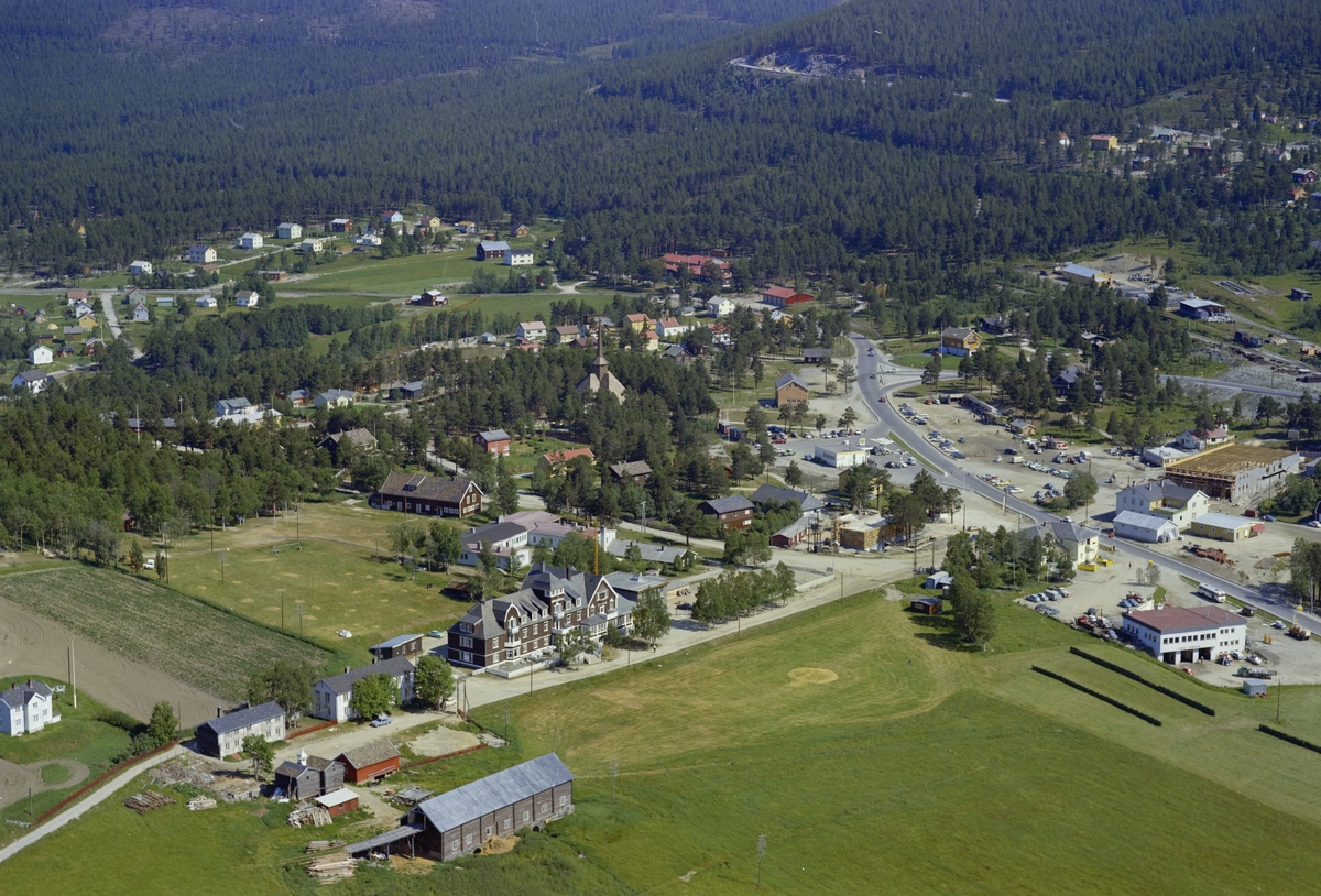Flyfoto, Dombås sentrum med Dombås kirke og Dombås turisthotell.