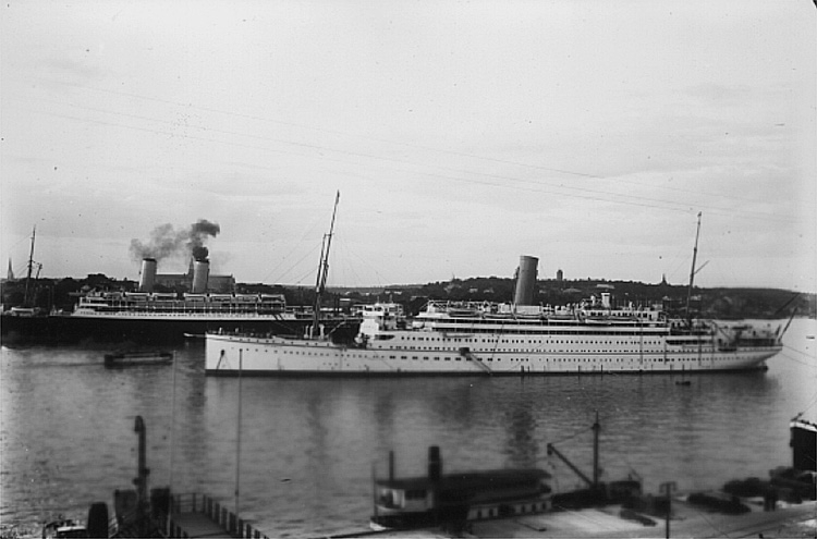 Ångbåten Atlantis på Stockholms redd.
Bilden tagen troligen på 1930-talet.
Byggnader i bakgrunden.