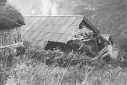 Bildeserie av et eldre våningshus på Skageflå.