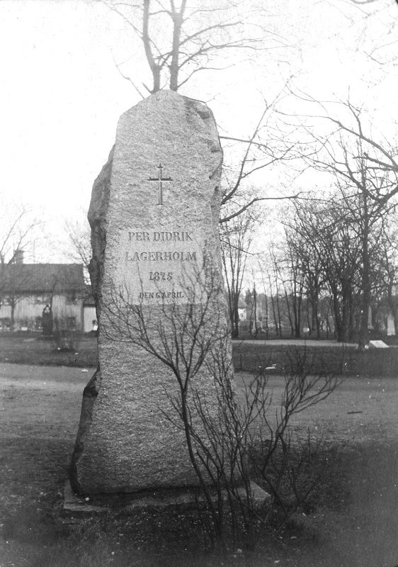Per Didrik Lagerholms grav på Södertelje (Södertälje) kyrkogård.
Han var kyrkoherde i Södertälje, född 1824 - död 1875 (Wilhelmina Lagerholms bror).
21/4 1906.