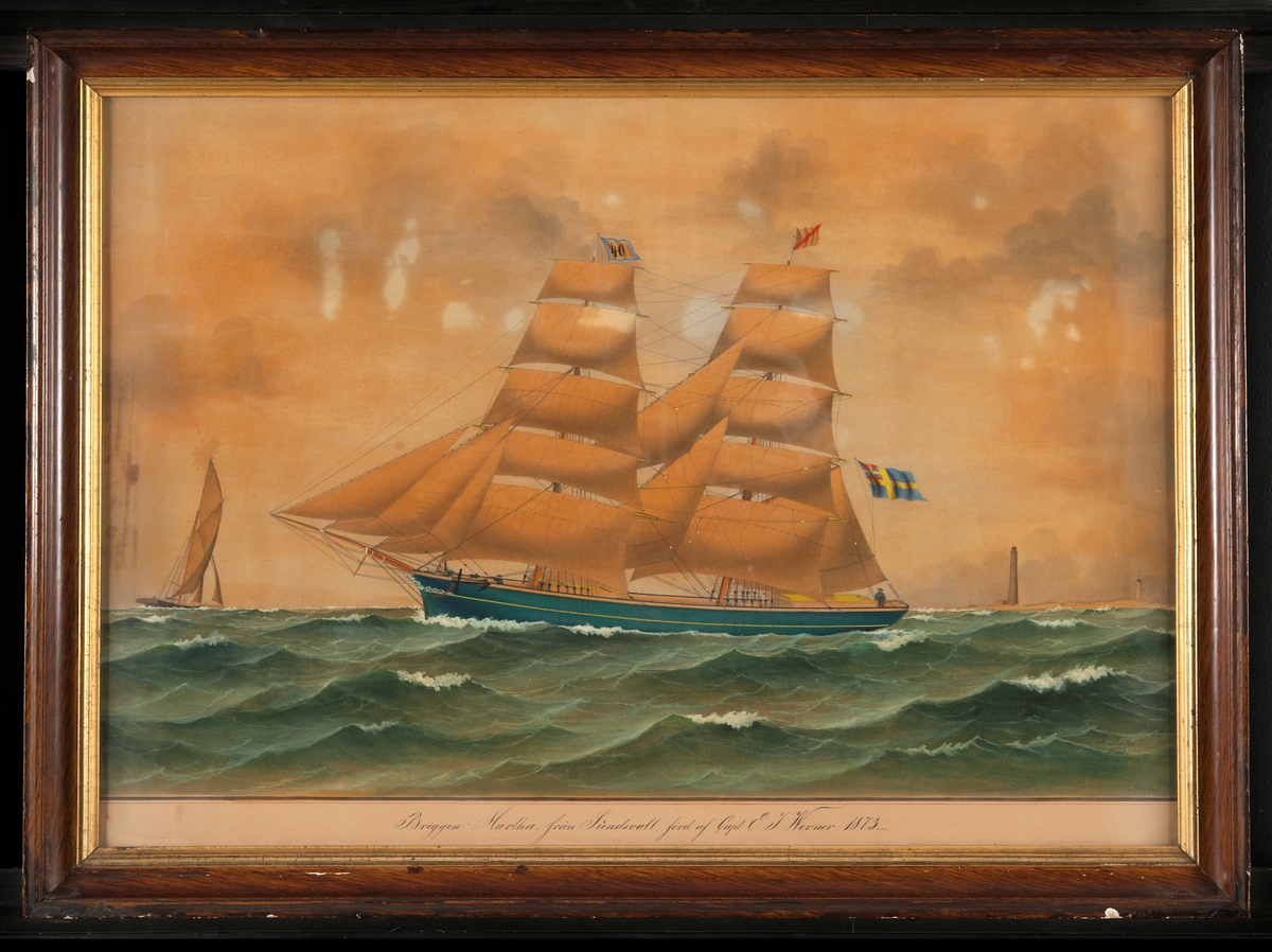 Briggen MARTHA av Sundsvall (b.1867 i Sundsvall)(SE 1871), sedd mot babords sida,

alla segel satta, grönmålat skrov med gul list. På förtoppen sjöfmannaföreningens flagga med siffran 40.

Yngre unionsflaggan under gaffeln. T.v. en slup, till höger fyrtorn.
