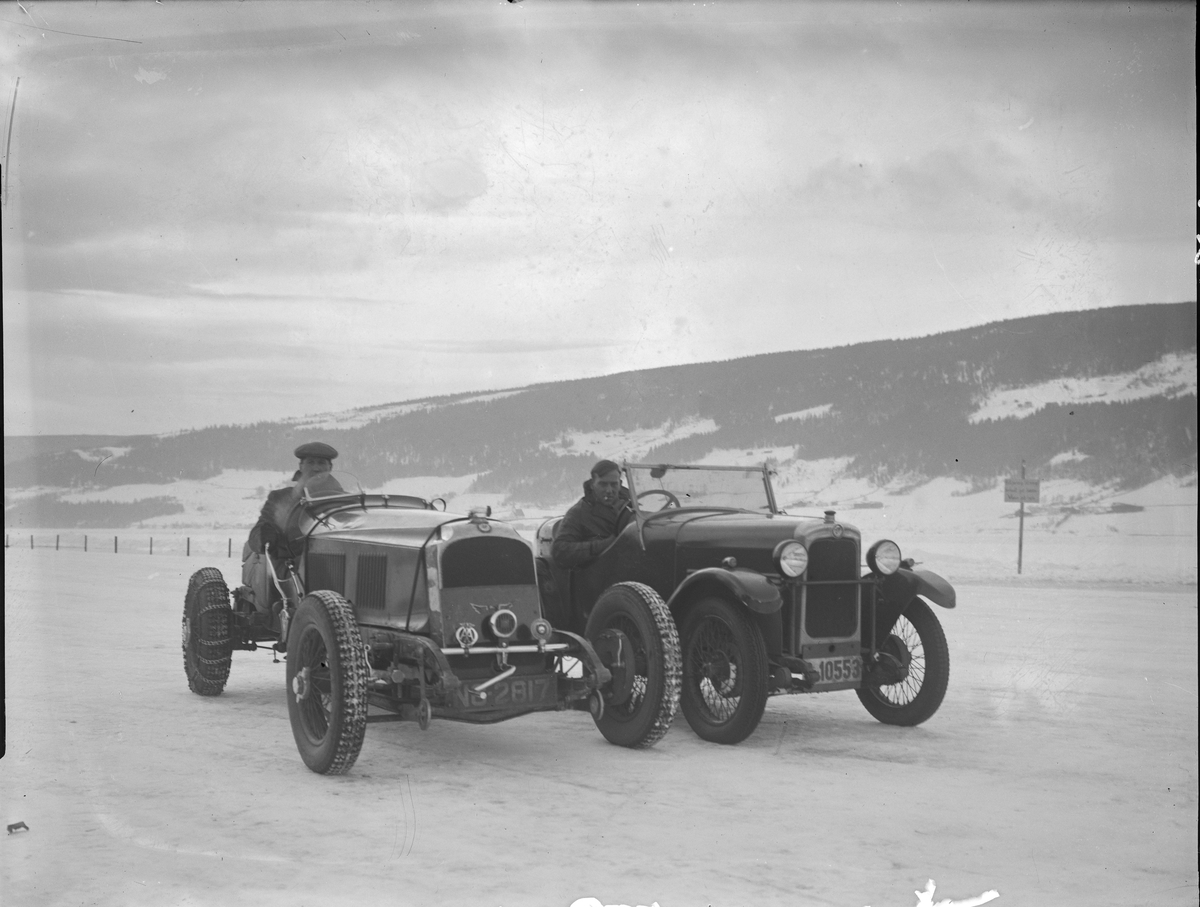 Mjøsløpet 1934, to biler, Vauxhall til venstre, med førerne Jacot og Hasler