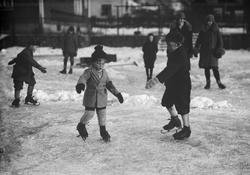Skøyteløp på lekeplassen i Kvartal Y. Barn på skøyter.