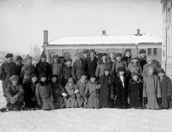 Gruppe av skolebarn ved Hammartun skole.