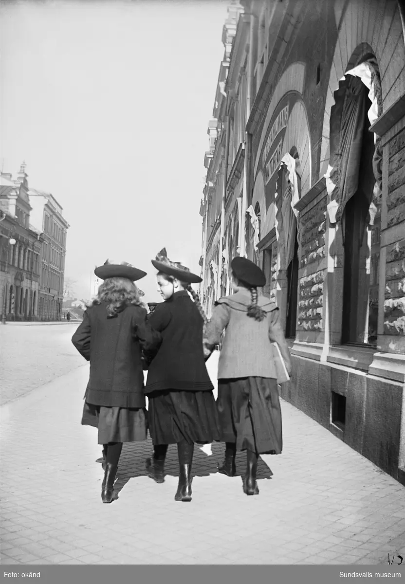 Tre flickor på promenad på Storgatan västerut. A. G. Dahlmans mattaffär t h.