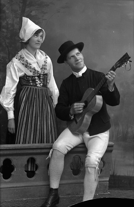 Ett par i folkdräkt, mannen spelar gitarr.
Karl Hedström
Dalarna.