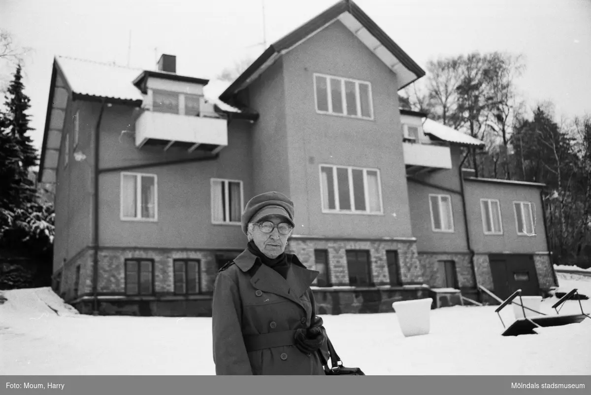 Sigrid Börjesson, ordförande i Kållereds PRO, framför gamla kommunalhuset i Kållered, år 1984.

För mer information om bilden se under tilläggsinformation.
