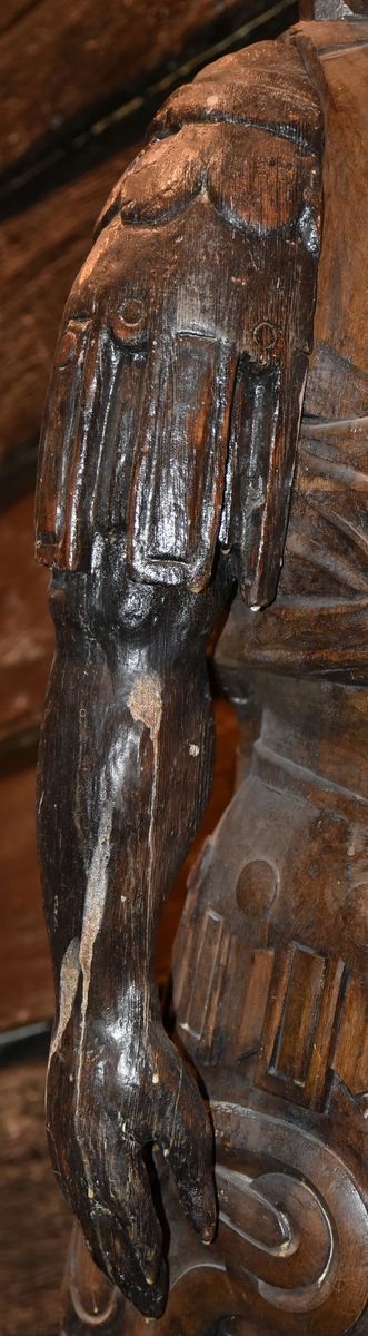Skulpturdel, höger underarm, med del av ärmen till en romersk rustning.



Text in English: Part of a sculpture, the out-streched right arm with sleeve of a Roman armour.