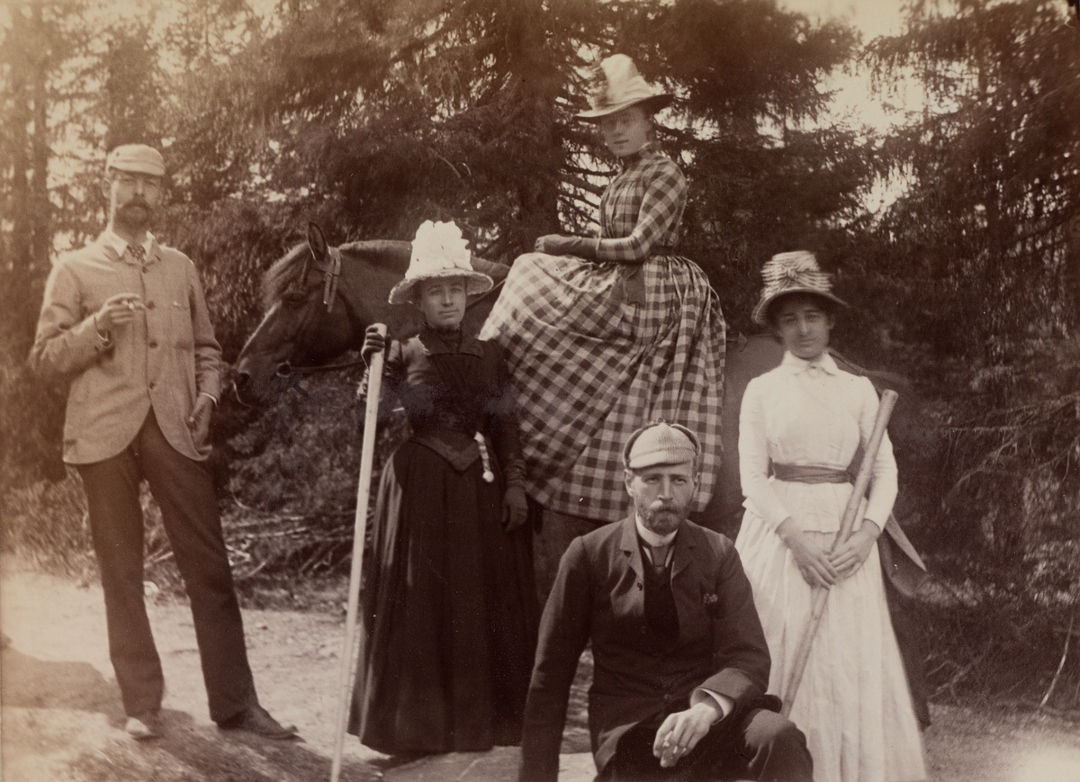 Gruppebilde fra Gausdal Sanatorium: øverst til venstre: Hans Vogt, Mathilde Mathiesen, en uidentifisert kvinne til hest, en uidentifisert mann og Mira(?) Benham
