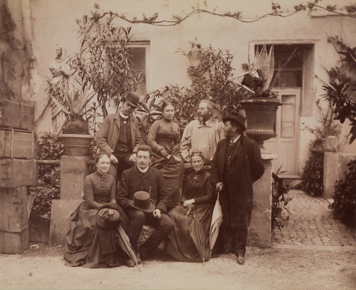 Gruppebilde fra Roma 1888 med Mathilde Mathiesen øverst i midten.