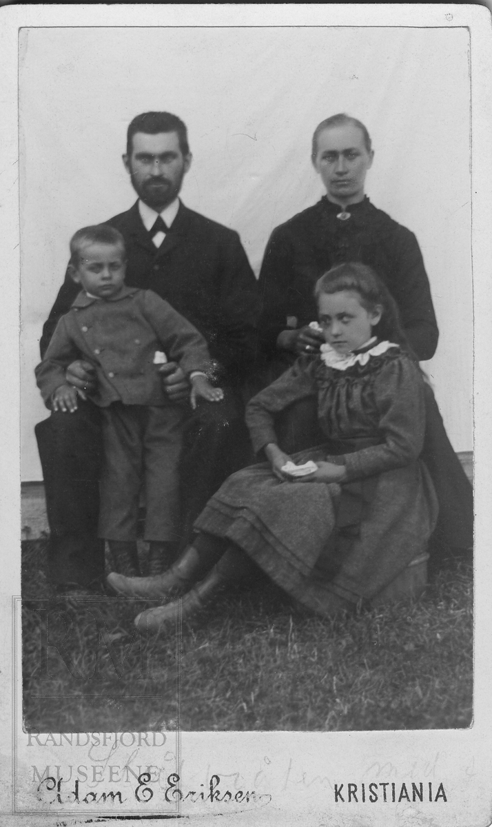 Familiebilde av Anders Kveen Slåttbråten, kone og barn.