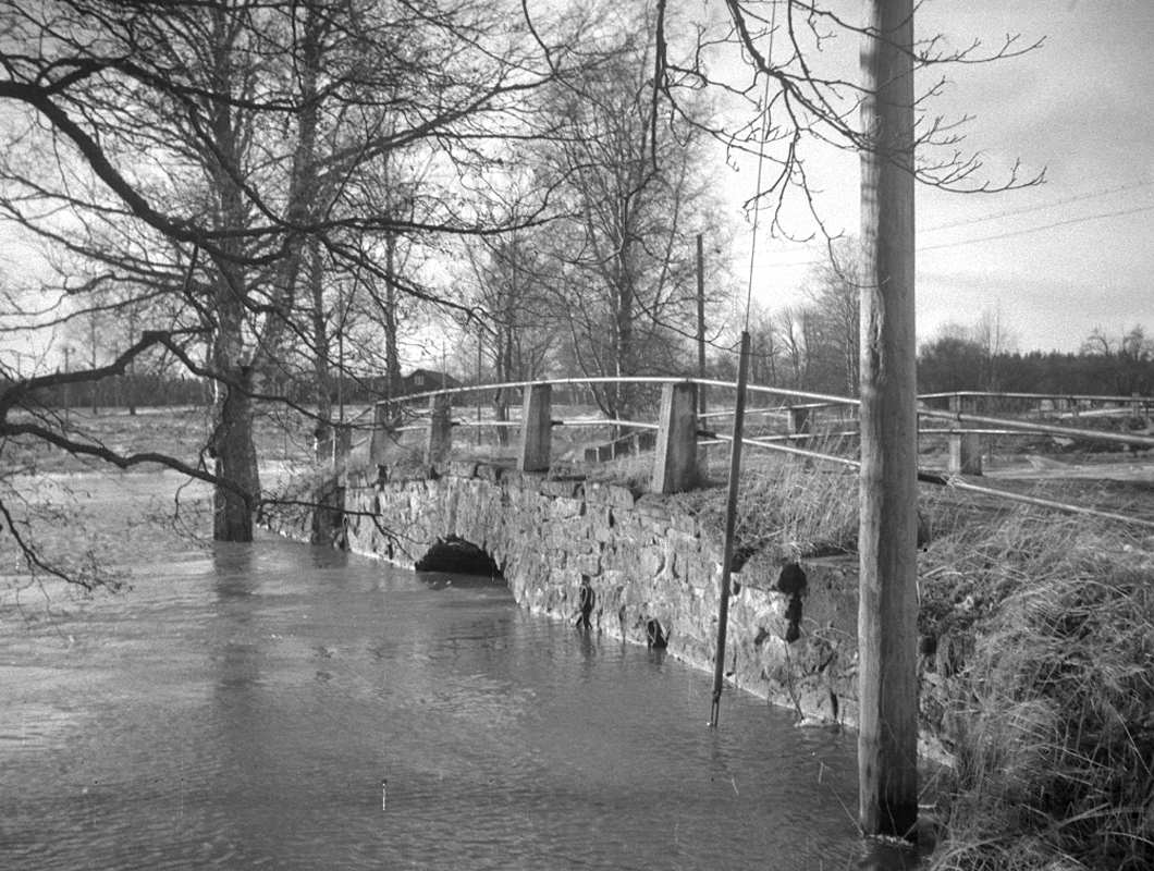 Täby bron vid kyrkan.
11 februari 1962.