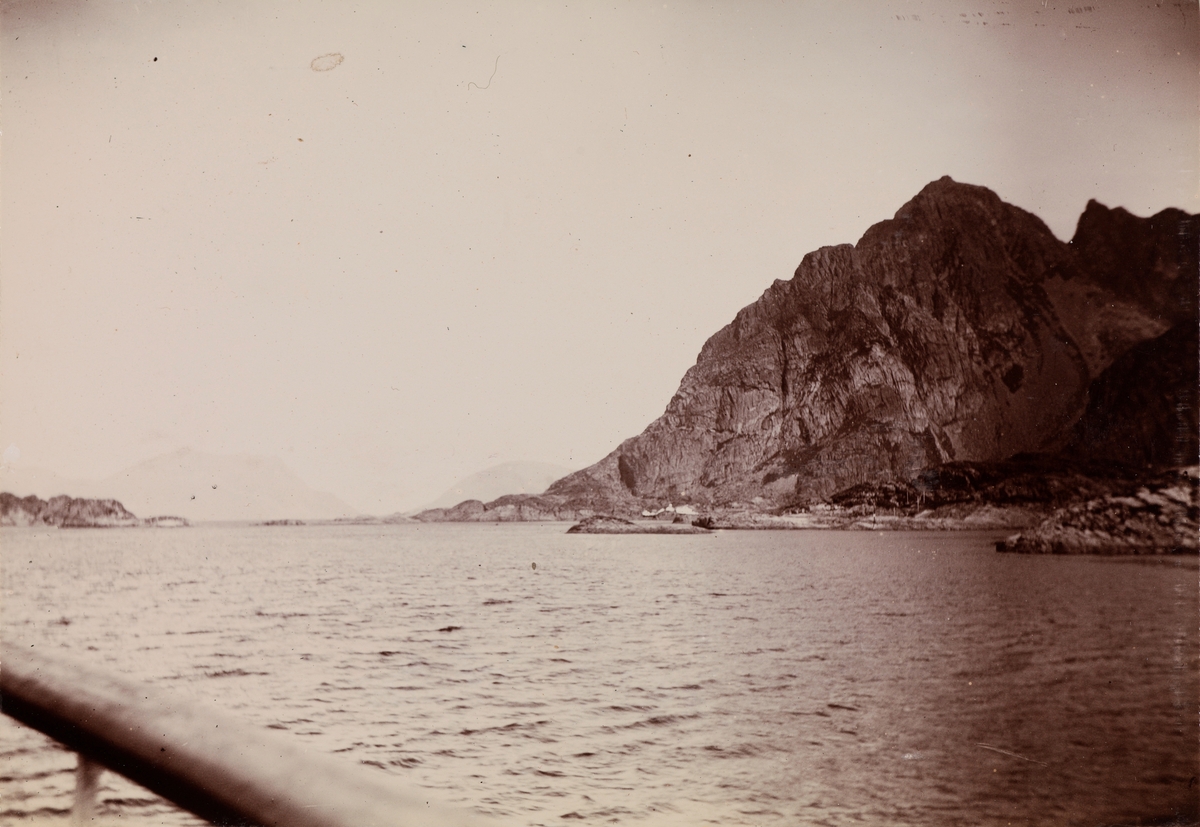 Fjord og fjell sett fra en båt.