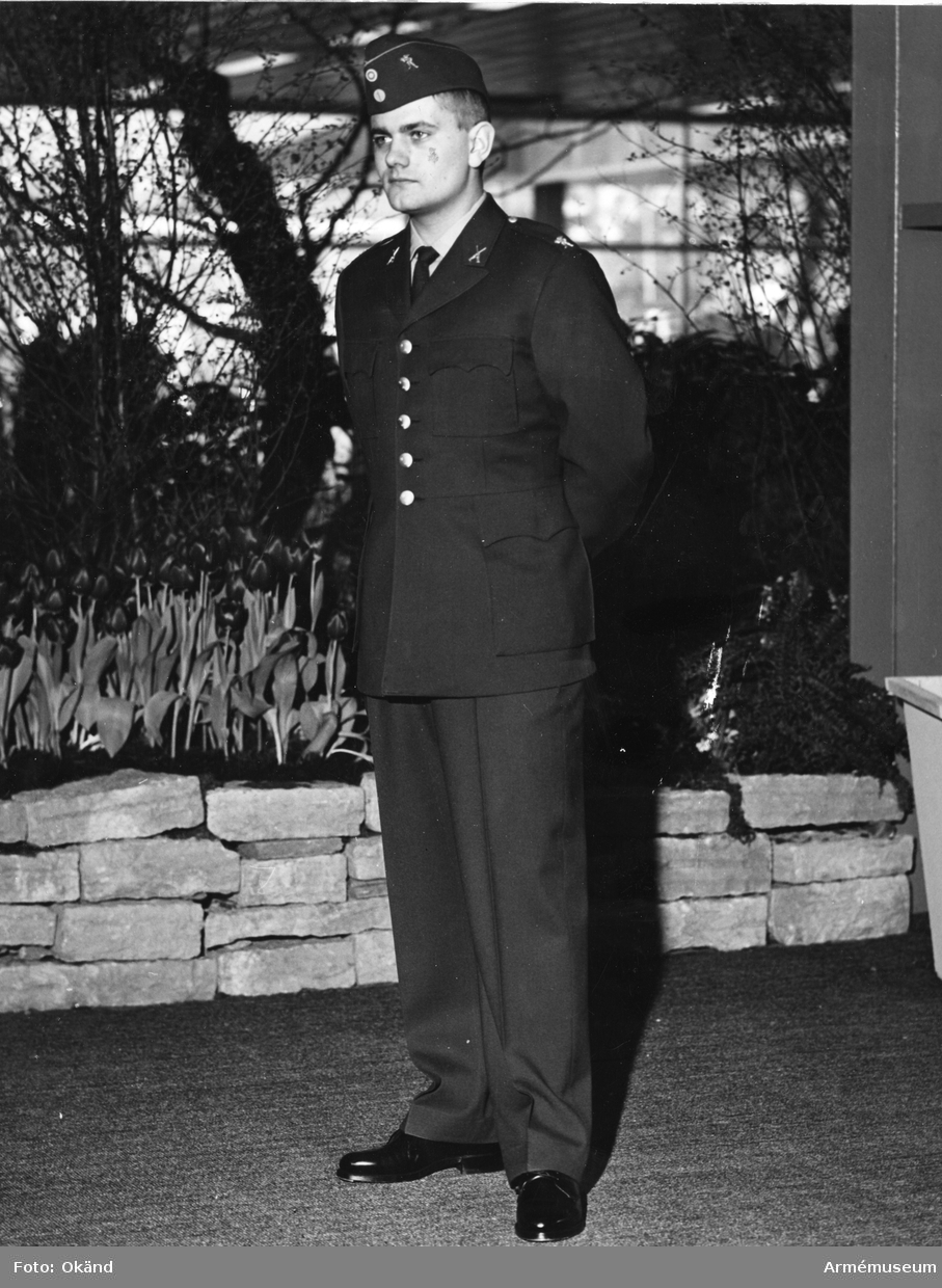 Soldat poserar i uniform m/1960 för infanteriet.