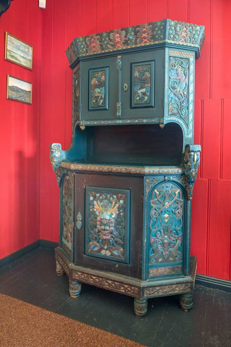 Mytologiske figurer, dragestilsornamenter.