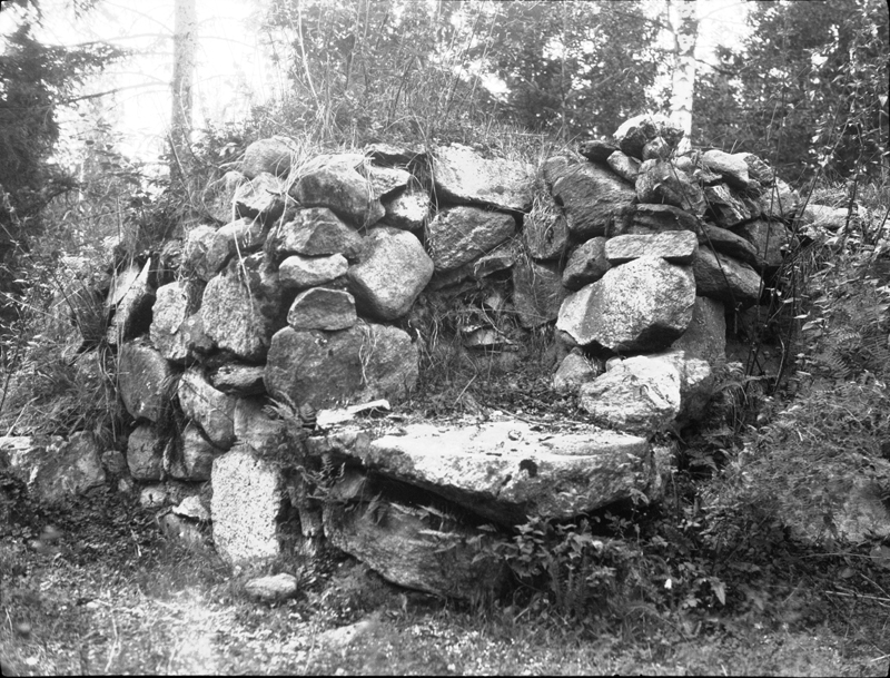 Härden i ruinen efter backstuga eller jordkula i Ryd, V-Kleva. "Gull-stubbes" föräldrahem.