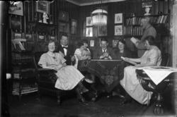 Fotsamling etter Hans Tveito. Hjemme hos Hans og Kristiane T