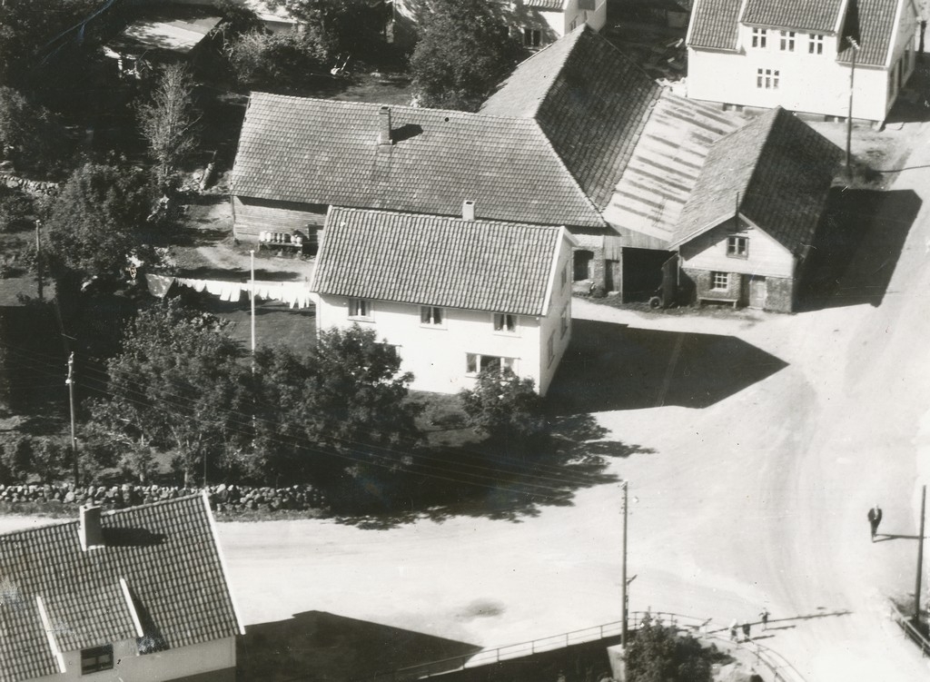 Undheim store bruk 32. Vegen som går til venstre er vegen til Kartavoll. Vegen i nedste høgre er vegen til Sikvaland. Huset øvst til høgre tilhøyrde Halvard C Undheim. Huset nederst til venstre tilhøyrde Simon Mossige.