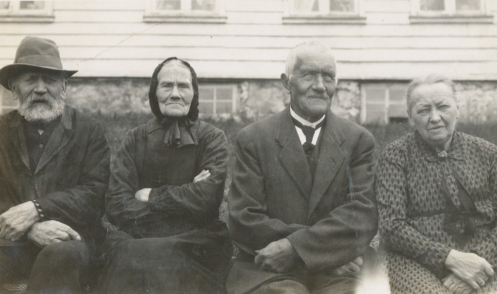 2 generasjonar på Mossige bruk 2. Frå venstre Sven Ingebretson Mossige (1843 - 1937) med kona Berta f. Lende (1842 - 1933), Ingebret Svenson Mossige (1862 - 1934) med kona Inger Marie f. Thorsen (1864 - 1947).