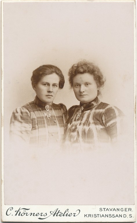 Anna Gurina Tjensvoll (1890 - ) og Malena (Malli) Tjensvoll (1880 - )