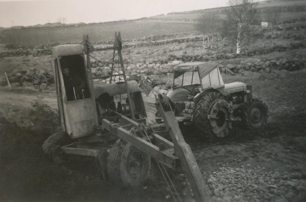 Frå utgraving av silo i 1958. Tidleg gravmaskintype med vaierdrift slept etter traktor.