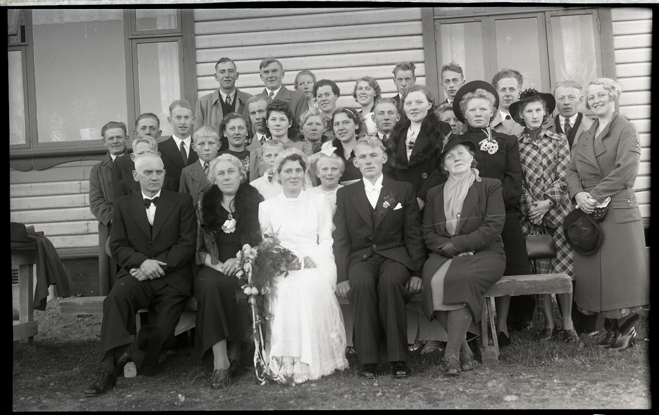 Bryllupsgjester på Kraftstasjonen på Fotland saman med brudeparet,  Bertha Sivertsen (1919 - 2002) og Håkon Undheim (1917 - 1996)