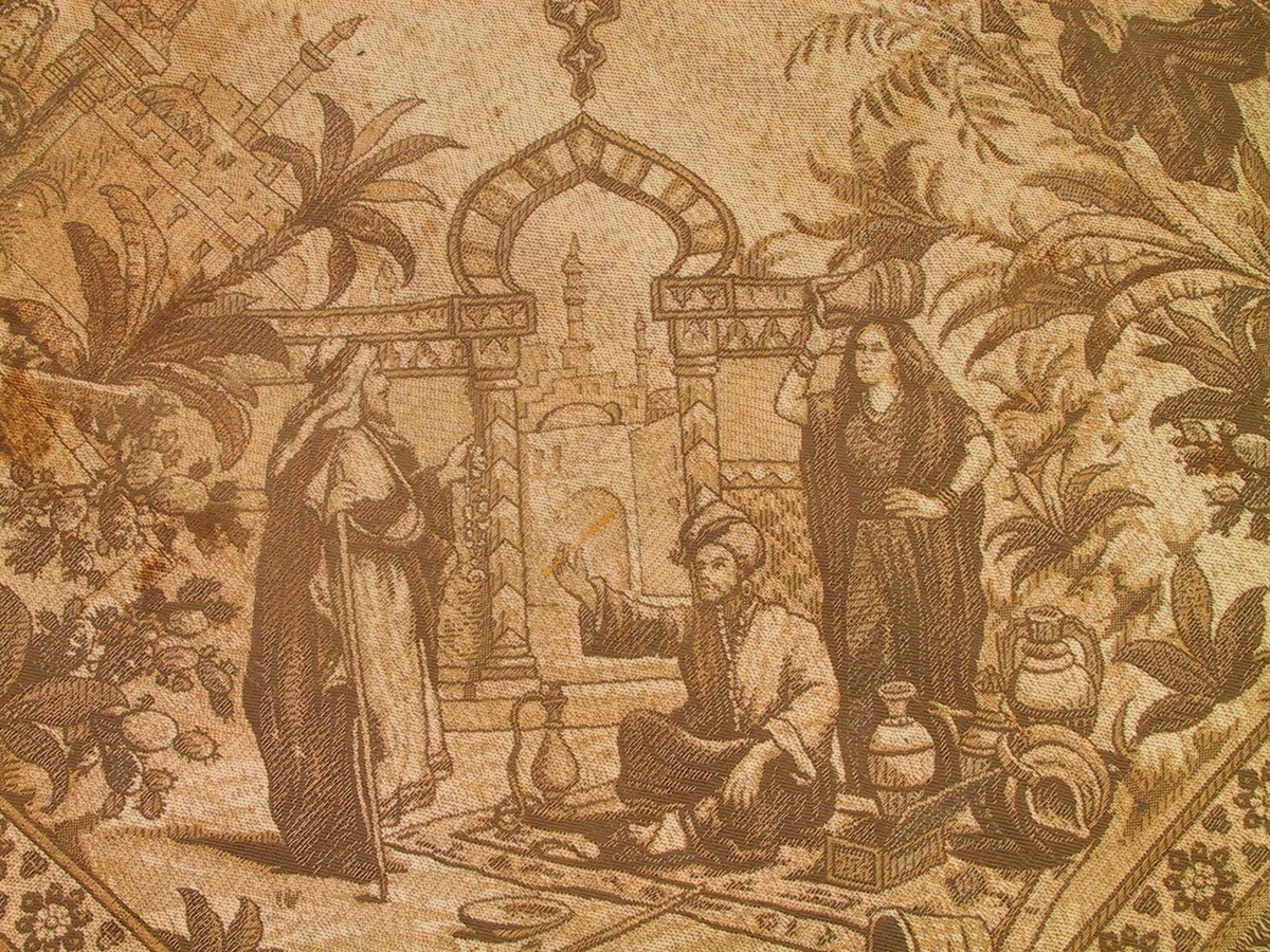 Maurisk rosett/ palmettaktige  blad. ,to  menn og en kvinne utenfor byport, teppe på marken med krukker byport, kvinne foran den, palmer, minareter  etc.